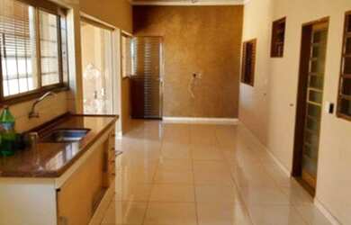 Imagem: A casa possui 3 Dormitórios, 2 Banheiros, 1 Vaga na garagem