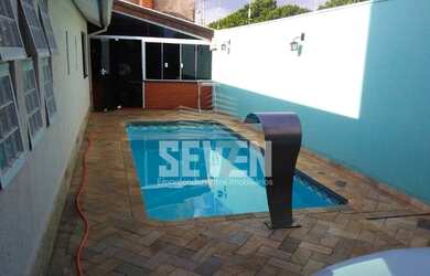 Imagem: A casa possui 3 Dormitórios, 2 Banheiros, 2 Vagas na garagem