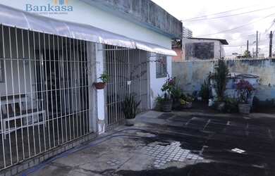 Imagem: A casa possui 3 Dormitórios, 3 Banheiros, 4 Vagas na garagem