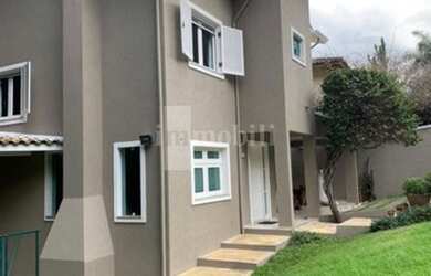 Imagem: A casa possui 3 Dormitórios, 5 Banheiros, 4 Vagas na garagem