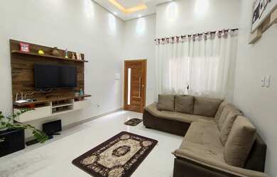 Imagem: A casa possui 3 Dormitórios, 2 Banheiros, 2 Vagas na garagem