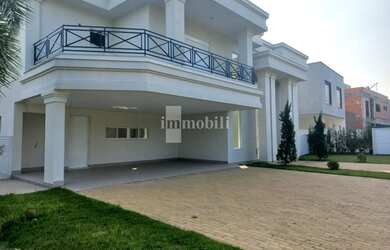 Imagem: A casa possui 4 Dormitórios, 5 Banheiros, 4 Vagas na garagem