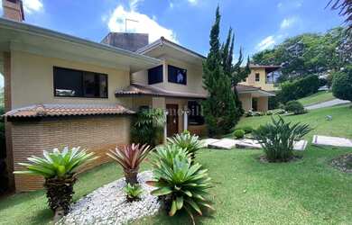 Imagem: A casa possui 4 Dormitórios, 4 Banheiros, 4 Vagas na garagem