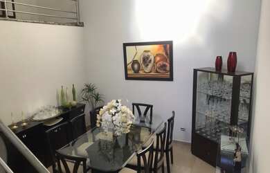 Imagem: A casa possui 3 Dormitórios, 5 Banheiros, 4 Vagas na garagem