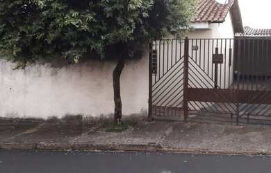 Imagem: A casa possui 2 Dormitórios, 1 Banheiro, 2 Vagas na garagem