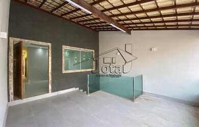 Imagem: A casa possui 3 Dormitórios, 2 Banheiros, 3 Vagas na garagem