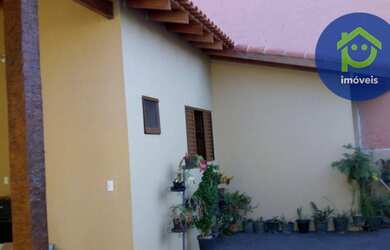 Imagem: A casa possui 3 Dormitórios, 2 Banheiros, 4 Vagas na garagem