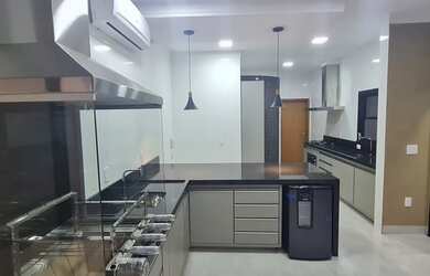 Imagem: A casa em condomínio possui 4 Dormitórios, 5 Banheiros, 2