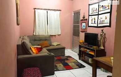 Imagem: A casa possui 2 Dormitórios, 1 Banheiro, 2 Vagas na garagem