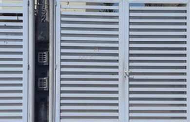 Imagem: A casa possui 3 Dormitórios, 2 Banheiros, 1 Vaga na garagem