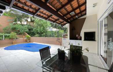 Imagem: A casa possui 3 Dormitórios, 3 Banheiros, 2 Vagas na garagem