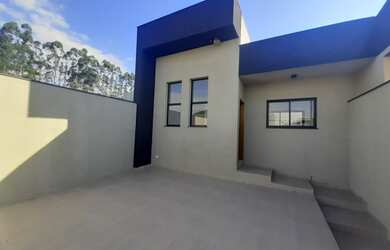 Imagem: A casa possui 3 Dormitórios, 2 Banheiros, 2 Vagas na garagem