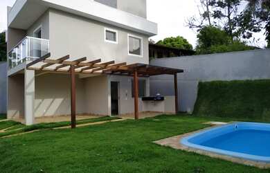 Imagem: A casa possui 3 Dormitórios, 2 Banheiros, 2 Vagas na garagem