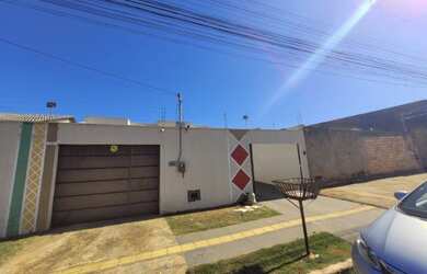 Imagem: A casa possui 3 Dormitórios, 2 Banheiros, 4 Vagas na garagem