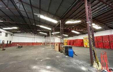 Imagem: O depósito possui 5 Vagas na garagem, 2.500m² de Área e