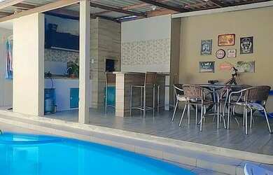 Imagem: A casa possui 3 Dormitórios, 2 Banheiros, 2 Vagas na garagem