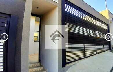 Imagem: A casa possui 3 Dormitórios, 2 Banheiros, 2 Vagas na garagem