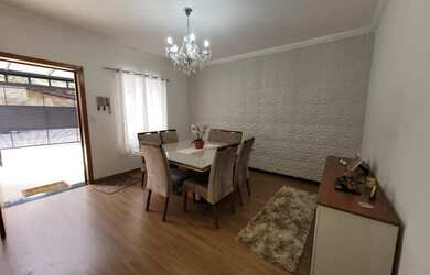 Imagem: A casa possui 3 Dormitórios, 3 Banheiros, 3 Vagas na garagem