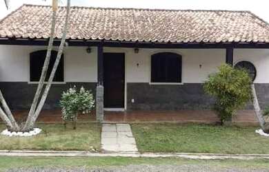 Imagem: A casa possui 3 Dormitórios, 2 Banheiros, 2 Vagas na garagem