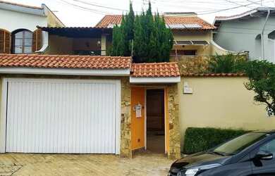 Imagem: A casa possui 4 Dormitórios, 4 Banheiros, 4 Vagas na garagem