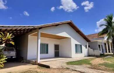 Imagem: A casa possui 3 Dormitórios, 2 Banheiros, 2 Vagas na garagem