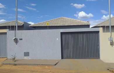 Imagem: A casa possui 2 Dormitórios, 2 Banheiros, 1 Vaga na garagem