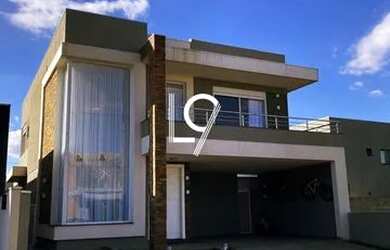 Imagem: A casa em condomínio possui 4 Dormitórios, 5 Banheiros, 2