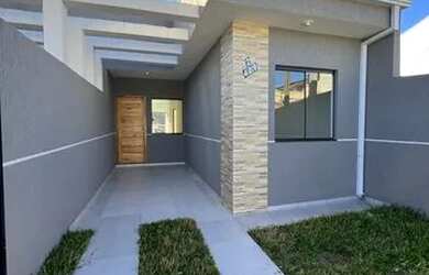 Imagem: A casa possui 3 Dormitórios, 1 Banheiro, 2 Vagas na garagem