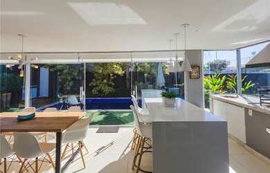 Imagem: A casa em condomínio possui 4 Dormitórios, 5 Banheiros, 2