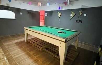 Imagem: A casa possui 2 Vagas na garagem e está localizado em Bom