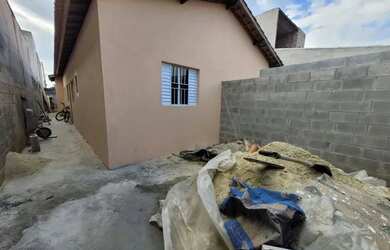 Imagem: A casa possui 2 Dormitórios, 2 Banheiros, 1 Vaga na garagem