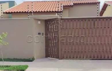 Imagem: A casa possui 3 Dormitórios, 2 Banheiros, 1 Vaga na garagem