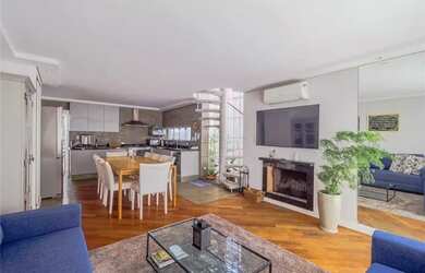 Imagem: A casa possui 3 Dormitórios, 4 Banheiros, 2 Vagas na garagem