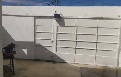 Imagem: A casa possui 3 Dormitórios, 2 Banheiros, 1 Vaga na garagem