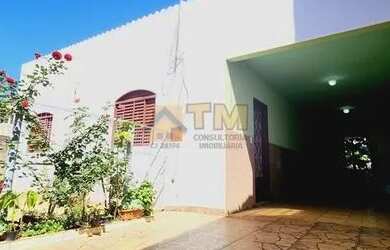 Imagem: A casa possui 4 Dormitórios, 2 Banheiros, 3 Vagas na garagem