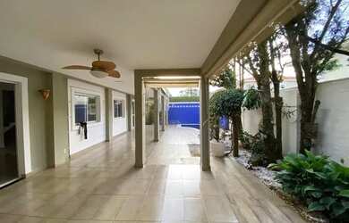 Imagem: A casa em condomínio possui 4 Dormitórios, 5 Banheiros, 4