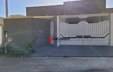 Imagem: A casa possui 2 Dormitórios, 2 Banheiros, 2 Vagas na garagem