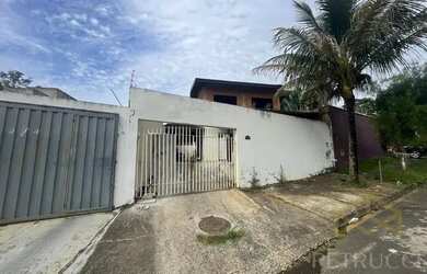 Imagem: A casa possui 4 Dormitórios, 5 Banheiros, 4 Vagas na garagem