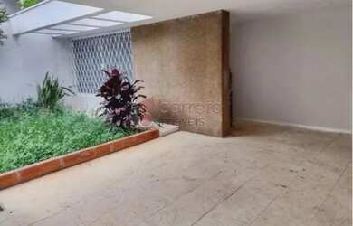 Imagem: A casa possui 3 Dormitórios, 3 Banheiros, 2 Vagas na garagem