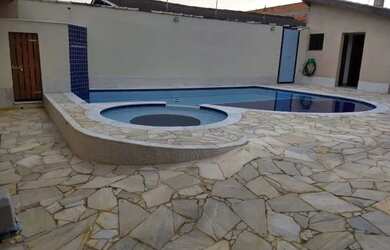 Imagem: A casa possui 2 Dormitórios, 4 Vagas na garagem e está localizado