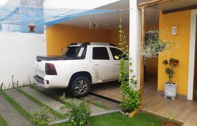 Imagem: A casa possui 3 Dormitórios, 2 Banheiros, 2 Vagas na garagem