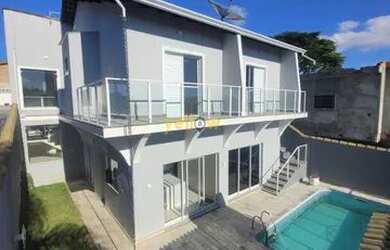 Imagem: A casa possui 4 Dormitórios, 5 Banheiros, 2 Vagas na garagem