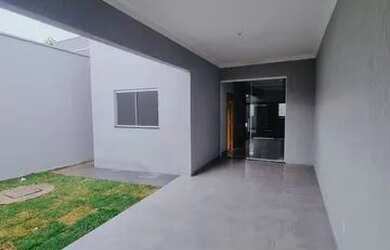 Imagem: A casa possui 3 Dormitórios, 2 Banheiros, 2 Vagas na garagem