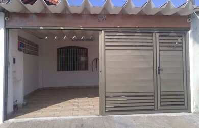 Imagem: A casa possui 2 Dormitórios e 2 Vagas na garagem e está localizado