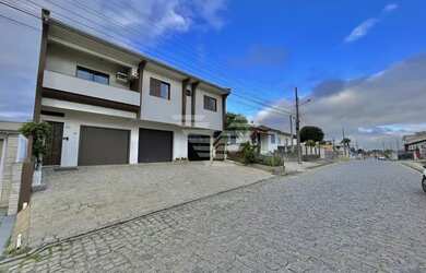 Imagem: A casa possui 3 Dormitórios, 4 Banheiros, 4 Vagas na garagem