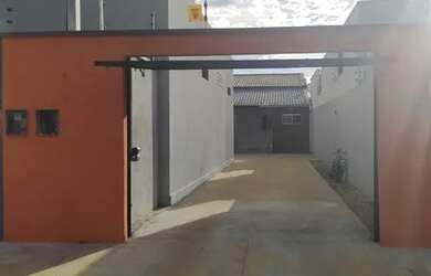 Imagem: A casa possui 2 Dormitórios, 2 Banheiros, 4 Vagas na garagem