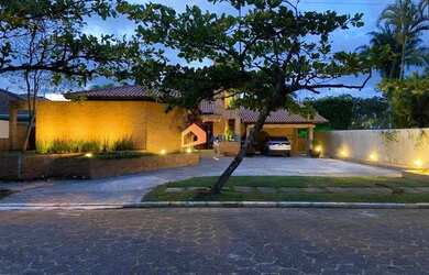 Imagem: A casa possui 4 Dormitórios, 4 Banheiros, 4 Vagas na garagem