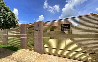 Imagem: A casa possui 4 Dormitórios, 2 Banheiros, 2 Vagas na garagem