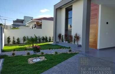 Imagem: A casa possui 3 Dormitórios, 1 Banheiro, 2 Vagas na garagem