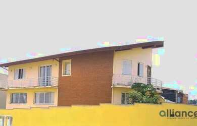 Imagem: A casa possui 4 Dormitórios, 1 Banheiro, 4 Vagas na garagem